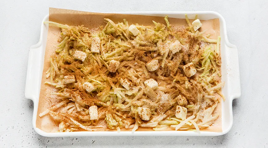 Яблочный рулет на сгущенном молоке