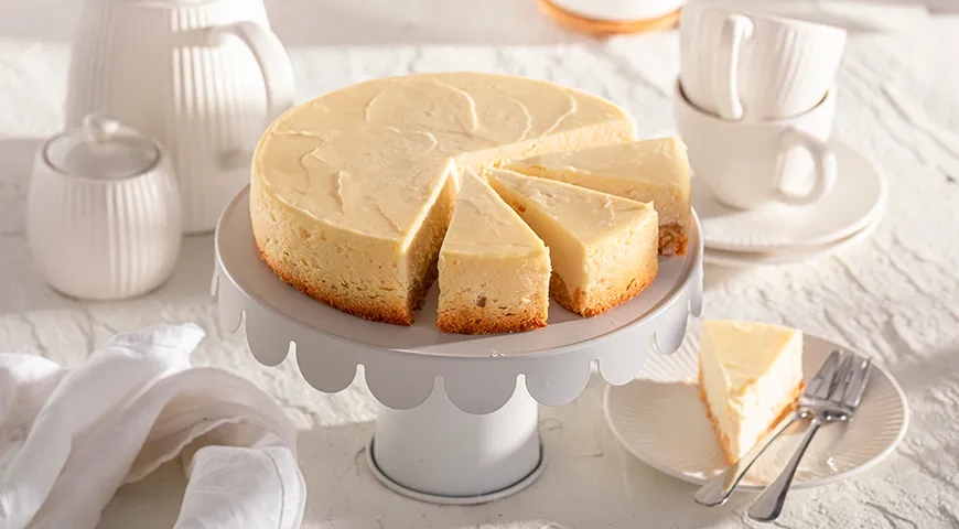Золотой стандарт чизкейка Нью-Йорк — классический вариант с плотной, однородной начинкой из сливочного сыра