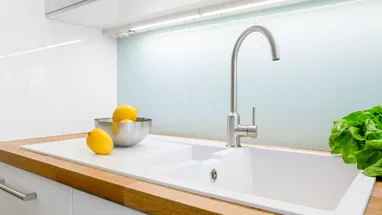 Как быстро удалить жир с кухонного фартука? Названы способы, подходящие для любых поверхностей