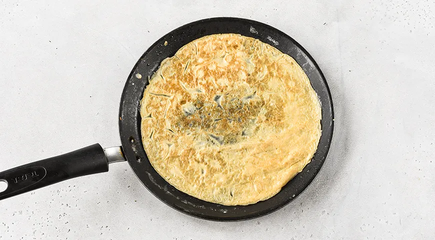 Блинный салат с кукурузой, колбасой и огурцами