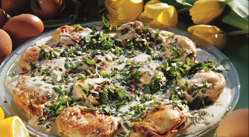 Яйца-пашот с йогуртовым соусом