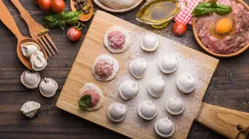 Фарш для пельменей: 5 сочных начинок с мясом и специями