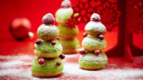 Пирожные заварные с ягодами