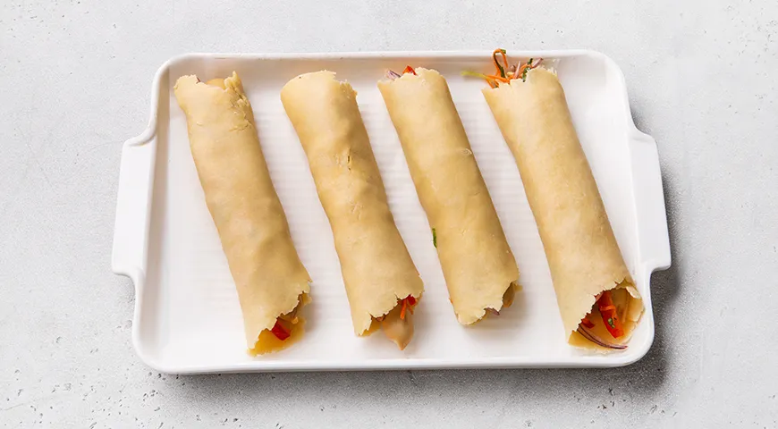 Сосиски в тесте, с овощами и сыром