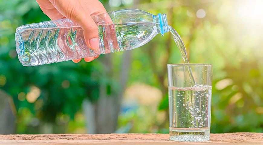 Стакан воды перед едой помогает контролировать аппетит, что полезно для поддержания веса
