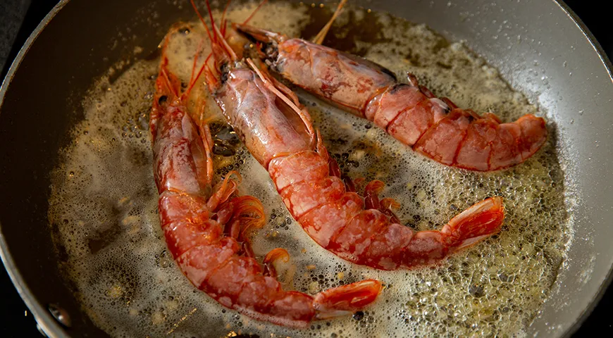 Чтобы придать лангустинам интересный вкус, добавьте кусочек сливочного масла в конце жарки 