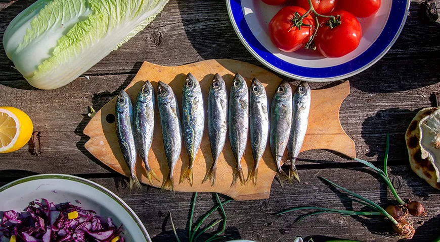 У качественной тюльки глаза прозрачные, выпуклые, без мути или красноты