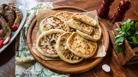 Дрожжевые лепешки с сыром