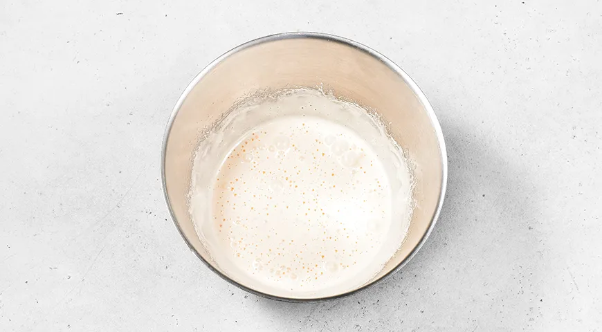 Заливной пирог на кефире с яблоками