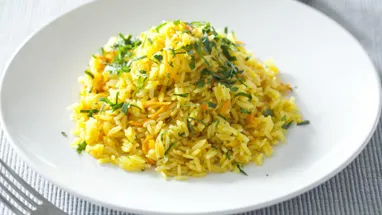 Рис с морковью и луком на сковороде