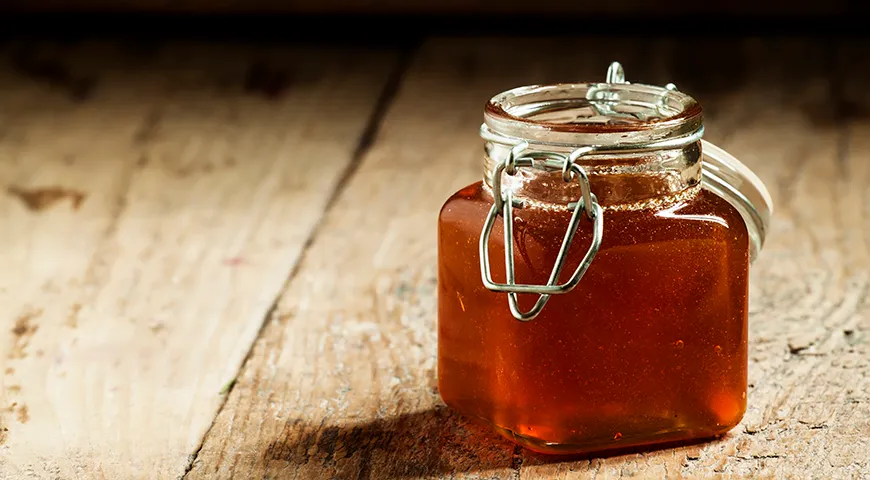 Так как свет может снизить пользу меда, банку с продуктом рекомендуется хранить подальше от окон