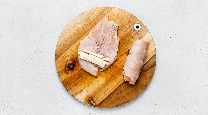 Куриные рулетики с беконом и копченым сыром, запеченные в томатно-соевом соусе