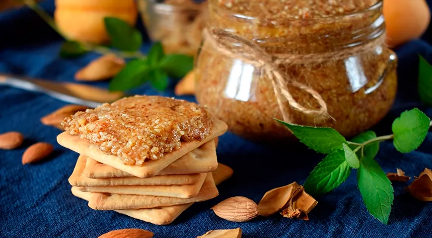 Урбеч идеально раскрывается в компании несладких крекеров