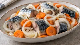 Скумбрия маринованная с луком и морковью