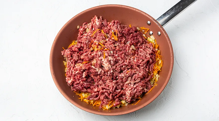 Подлива томатная с фаршем на сковороде