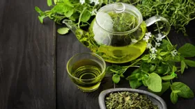 Диетолог рассказала, как зеленый чай и еще два напитка помогут сделать живот плоским