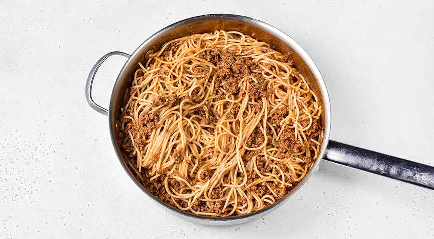 Паста с фаршем и томатной пастой