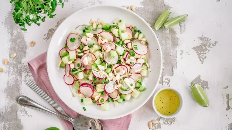 Зеленый салат из пророщенной пшеницы с семечками и орехами. Рецепт.