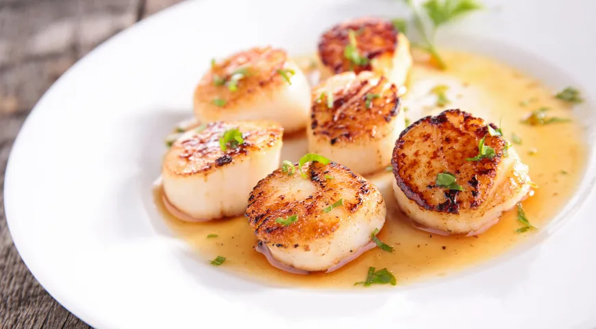 Гребешки требуют деликатной разморозки: лучше всего это делать в холодильнике