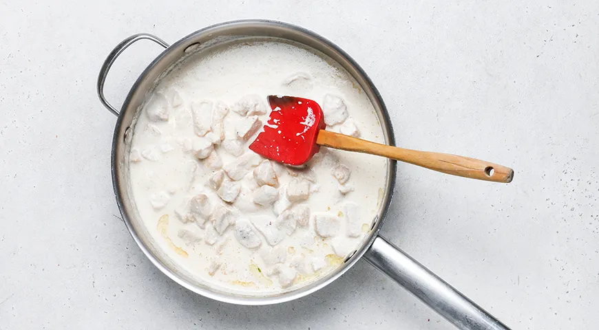 Макароны с курицей в сливочно-сырном соусе