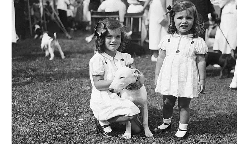 Жаклин Бувье в детстве с сестрой Каролиной