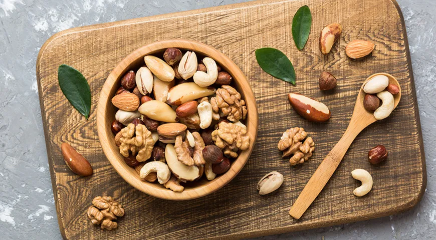 Орехи содержат большое количество ненасыщенных жиров, клетчатки, необходимых витаминов и микроэлементов
