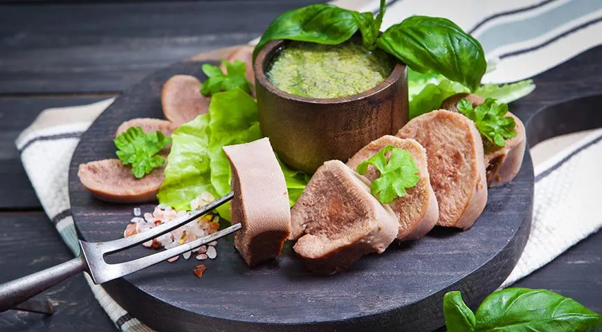 Вареные свиной язык с соусом равигот