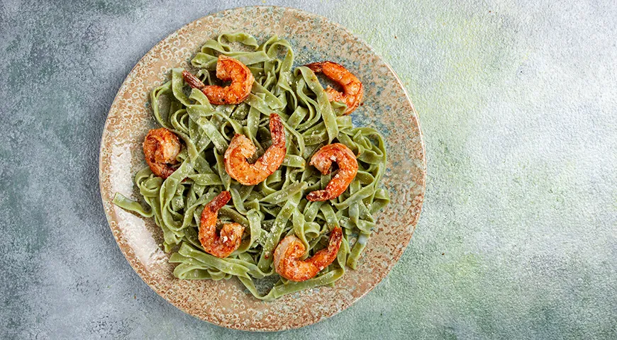 Тальятелле со шпинатом и креветками