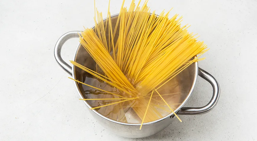 Спагетти карбонара с беконом и сливками