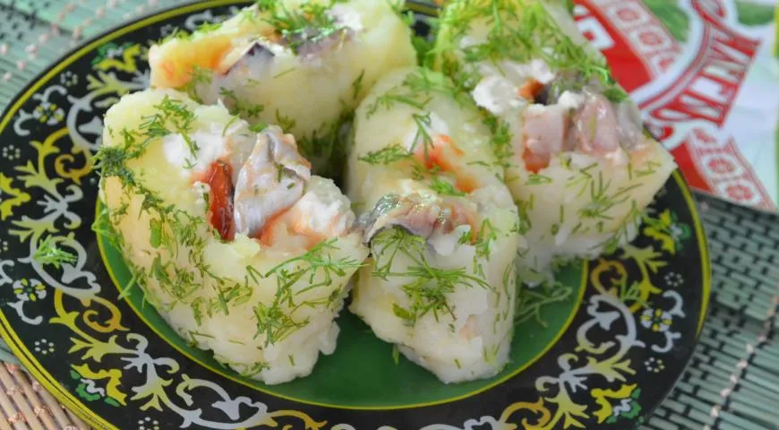 Рецепт картофельного рулета с селёдкой в томатном маринаде