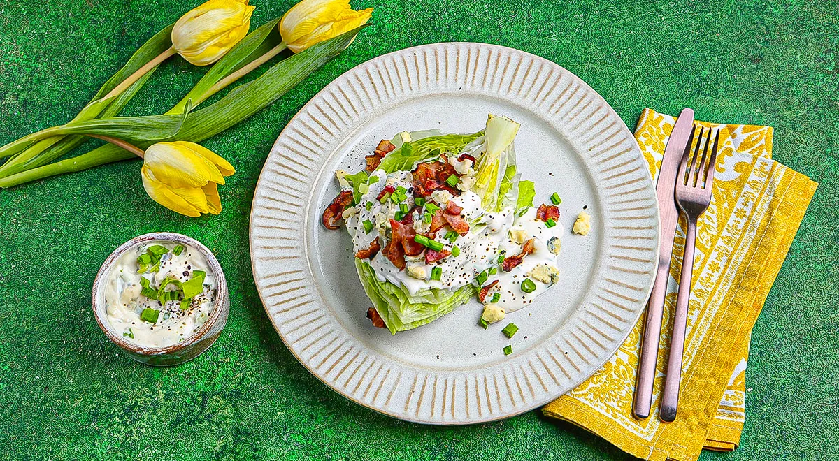 Салат айсберг с голубым сыром и беконом
