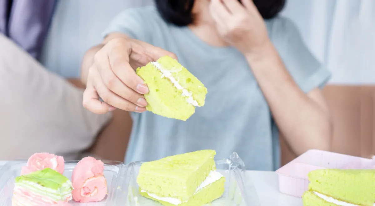 Диетологи объяснили, из-за чего весь день страшно хочется сладкого