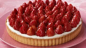 Пирог с целыми ягодами клубники
