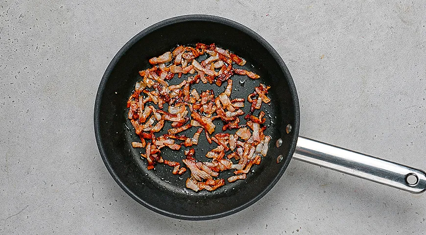 Зеленый салат с грушей, беконом и сыром