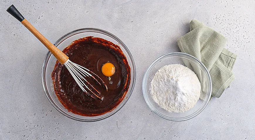 Брауни с черешней и кардамоном