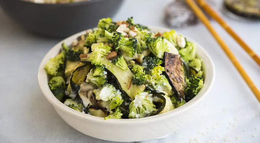 Запеченный салат из цукини с брокколи и тархуном