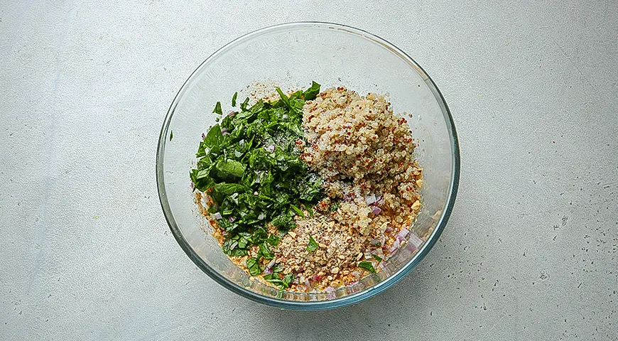 Закусочные маффины из киноа со шпинатом и миндалем