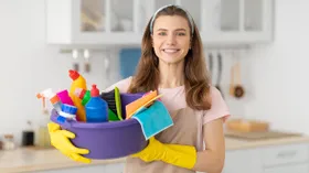 Секрет быстрой уборки: кому делегировать чистоту на кухне