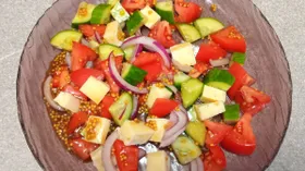 Салат с овощами, сыром и лимонной заправкой