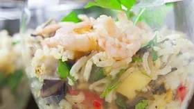 Салат из риса с овощами и креветками