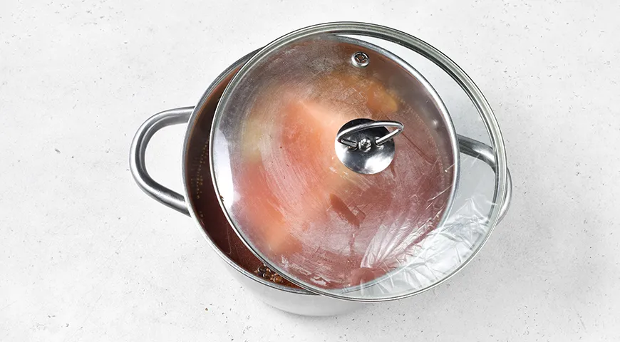 Свиные щечки в луковой шелухе