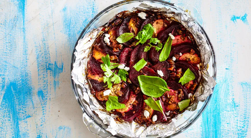 Свекла, запеченная с козьим сыром и орехами