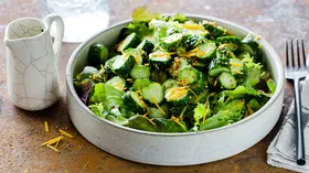 Зеленый салат с огурчиками и цитрусовой заправкой