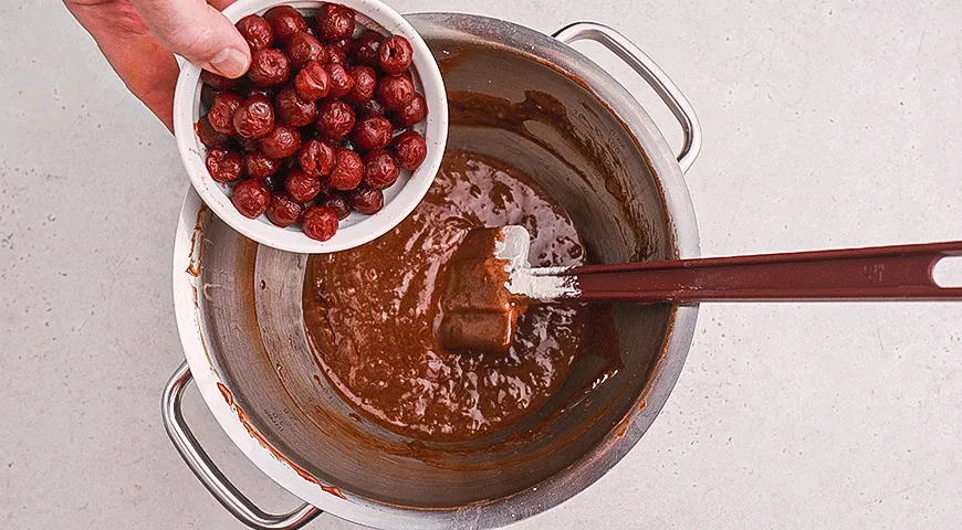 Шоколадный фондан с вишней