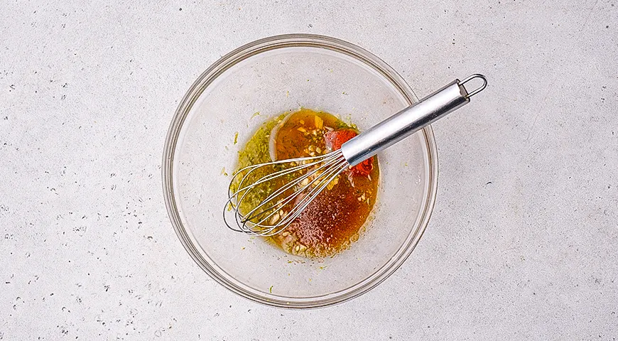 Салат из фунчозы с кунжутной заправкой