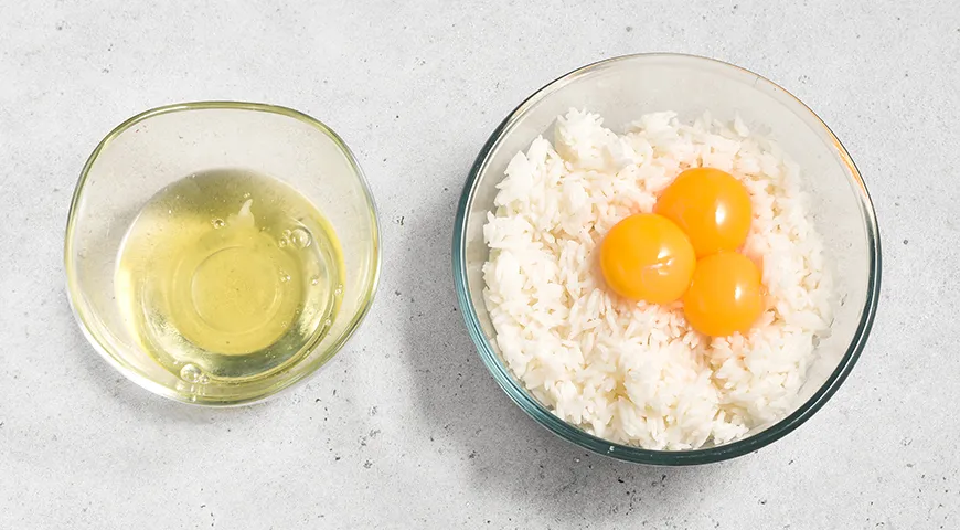 Рис со свининой и овощами в сковороде