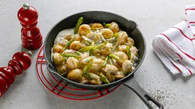 Жареные пельмени в сырном соусе со спаржей