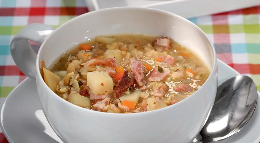 Гороховый суп-пюре с копчёными рёбрышками - Лайфхакер