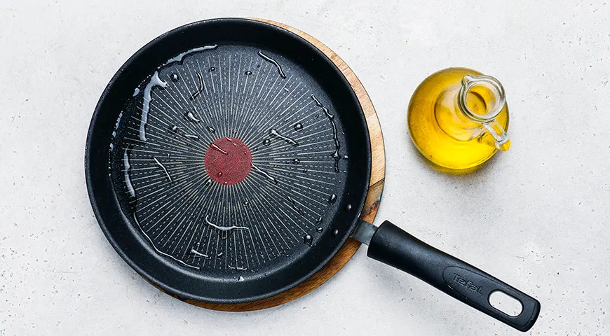 Салат с крабовыми палочками, сыром и яичными блинчиками