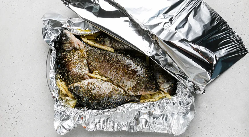 Караси, запеченные с картошкой в духовке